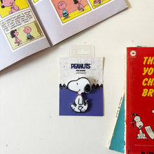 Load image into Gallery viewer, Peanuts Snoopy Pin Badge