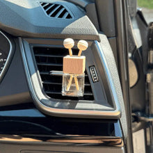 Load image into Gallery viewer, Rosy Roo Car Diffuser – Sandalwood &amp; Amber
